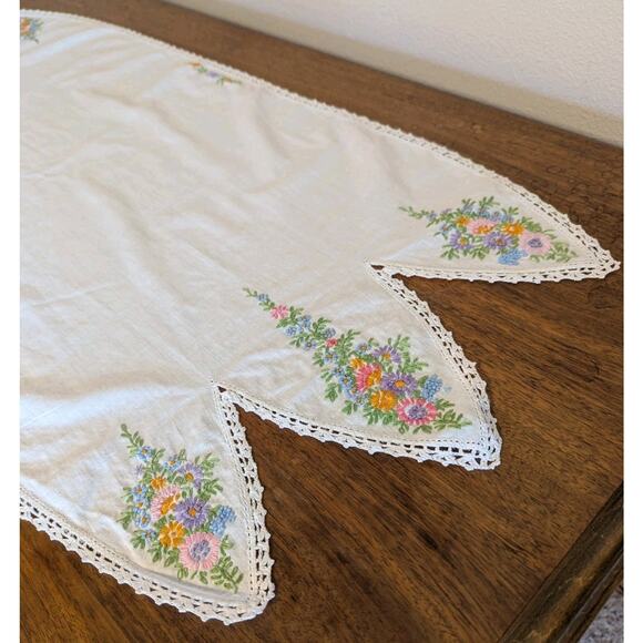 Vintage Hand Embroidered Table Dresser Runner Lace Edge Flowers 39" x 16" - Picture 2 of 8